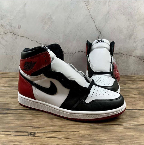 Air jordan 1 retro Black toe.