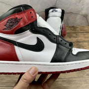 Air jordan 1 retro Black toe.