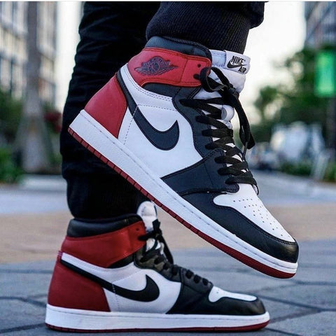 Air jordan 1 retro Black toe.