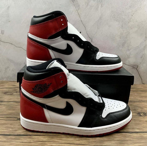 Air jordan 1 retro Black toe.