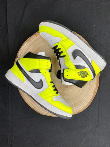 Jordan Mid Light Yellow